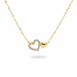 Vergoldete Damen Halskette mit zwei verbundenen Herzen, eines glatt poliert, eines mit klaren Zirkonia-Steinen besetzt – romantischer Halsschmuck als Geschenk für sie.