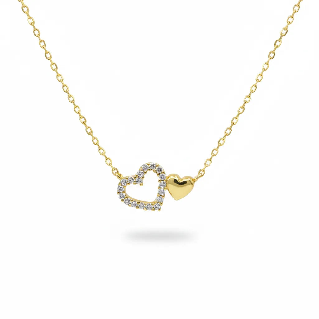 Vergoldete Damen Halskette mit zwei verbundenen Herzen, eines glatt poliert, eines mit klaren Zirkonia-Steinen besetzt – romantischer Halsschmuck als Geschenk für sie.