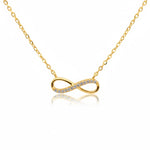 Vergoldete Damen Halskette mit filigranem Infinity-Anhänger, teilweise mit klaren Zirkonia-Steinen besetzt, Symbol für ewige Liebe, freigestellt auf weißem Hintergrund.