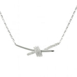 Moderne Damenhalskette aus 925 Sterling Silber mit überkreuztem Anhänger und funkelnden Zirkonia-Steinen, ideal für stilbewusste Frauen im Alltag und zu besonderen Anlässen.