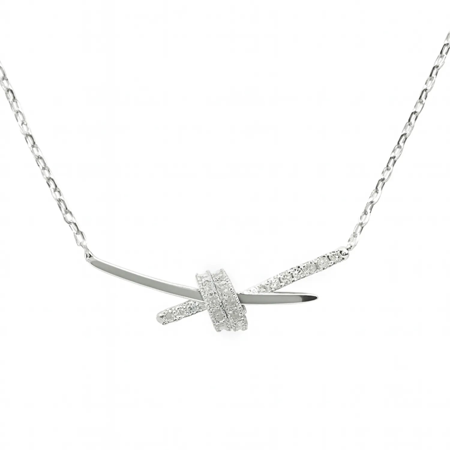 Moderne Damenhalskette aus 925 Sterling Silber mit überkreuztem Anhänger und funkelnden Zirkonia-Steinen, ideal für stilbewusste Frauen im Alltag und zu besonderen Anlässen.