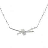 Moderne Damenhalskette aus 925 Sterling Silber mit überkreuztem Anhänger und funkelnden Zirkonia-Steinen, ideal für stilbewusste Frauen im Alltag und zu besonderen Anlässen.