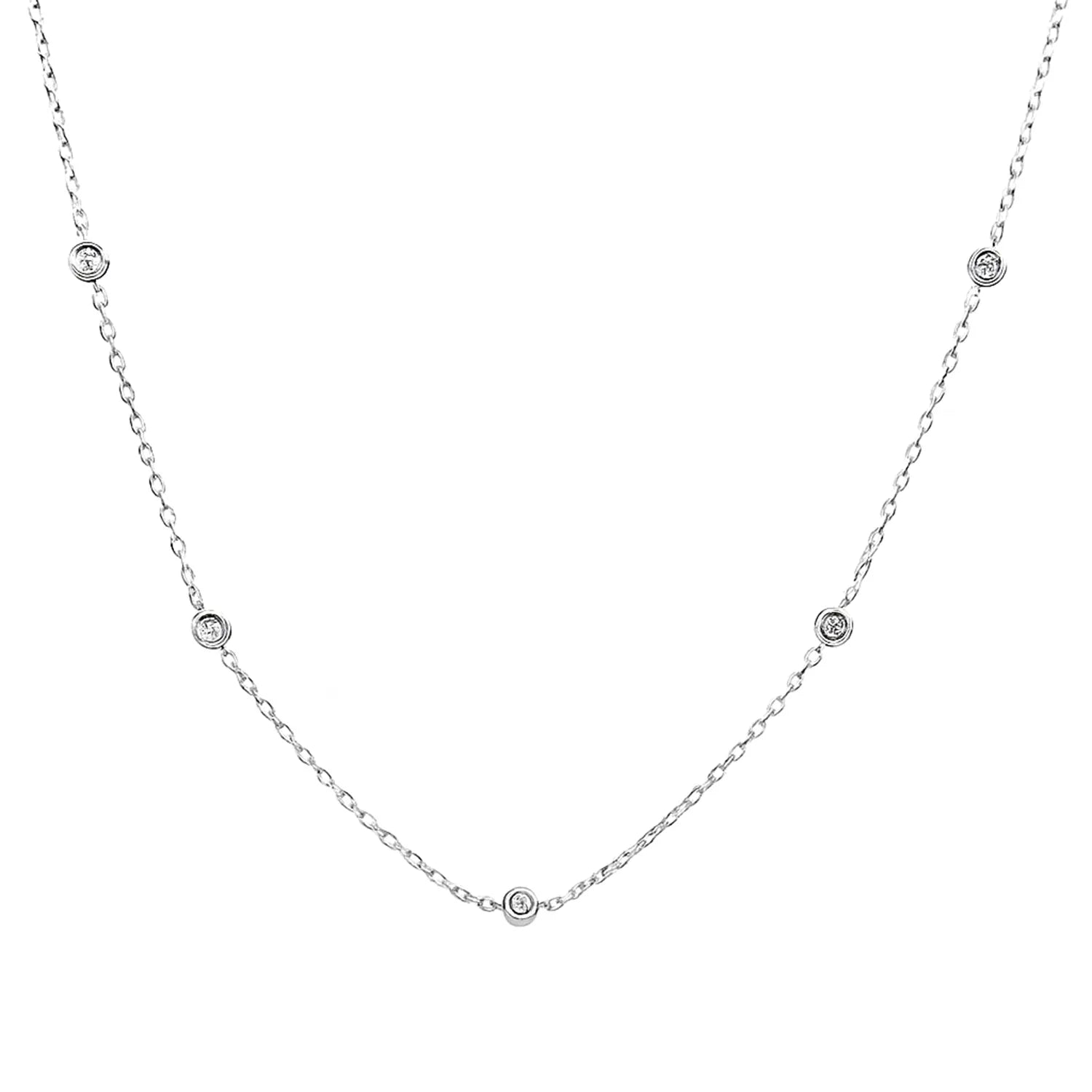 Auf dem Bild ist eine zarte Damen Halskette aus 925 Sterling Silber mit mehreren, gleichmäßig verteilten Zirkonia-Steinen im Station-Design zu sehen, ideal für moderne und stilbewusste Frauen.
