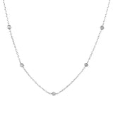 Auf dem Bild ist eine zarte Damen Halskette aus 925 Sterling Silber mit mehreren, gleichmäßig verteilten Zirkonia-Steinen im Station-Design zu sehen, ideal für moderne und stilbewusste Frauen.