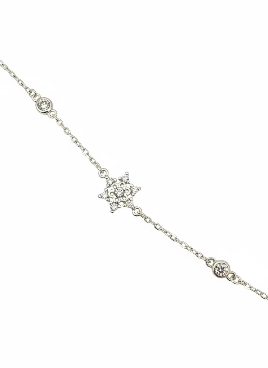 Zartes Damenarmband aus 925 Sterling Silber mit funkelndem Stern-Anhänger und kleinen Zirkonia-Steinen auf filigraner Silberkette.