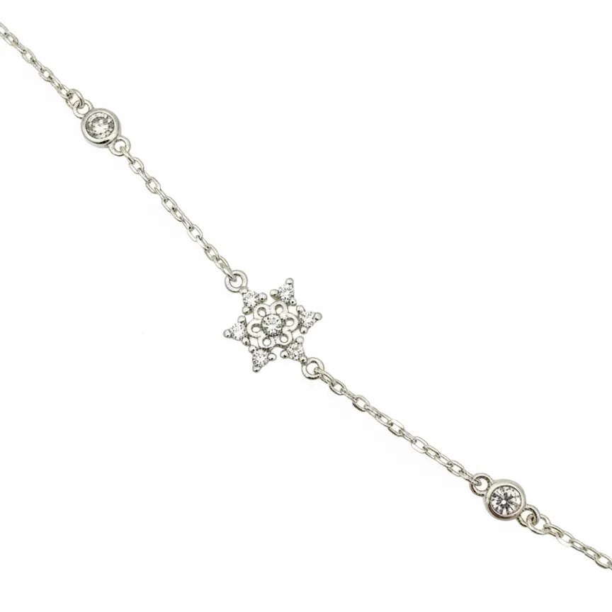 Zartes Damenarmband aus 925 Sterling Silber mit funkelndem Stern-Anhänger und kleinen Zirkonia-Steinen auf filigraner Silberkette.