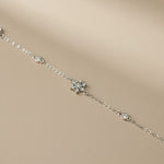 Silberne Armkette liegend mit funkelndem Schneeflocken-Design