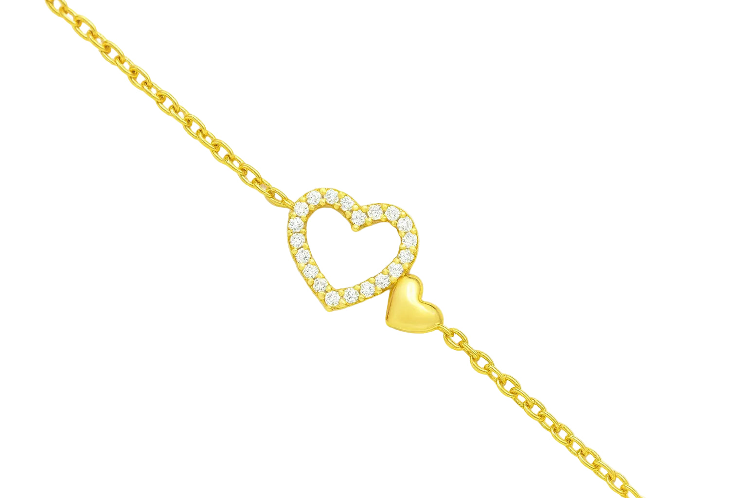 Vergoldetes Armband mit filigraner Gliederkette, offenem Herzanhänger mit Zirkonia-Steinen und kleinem, poliertem Herz auf hellem Hintergrund.