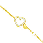 Vergoldetes Armband mit filigraner Gliederkette, offenem Herzanhänger mit Zirkonia-Steinen und kleinem, poliertem Herz auf hellem Hintergrund.