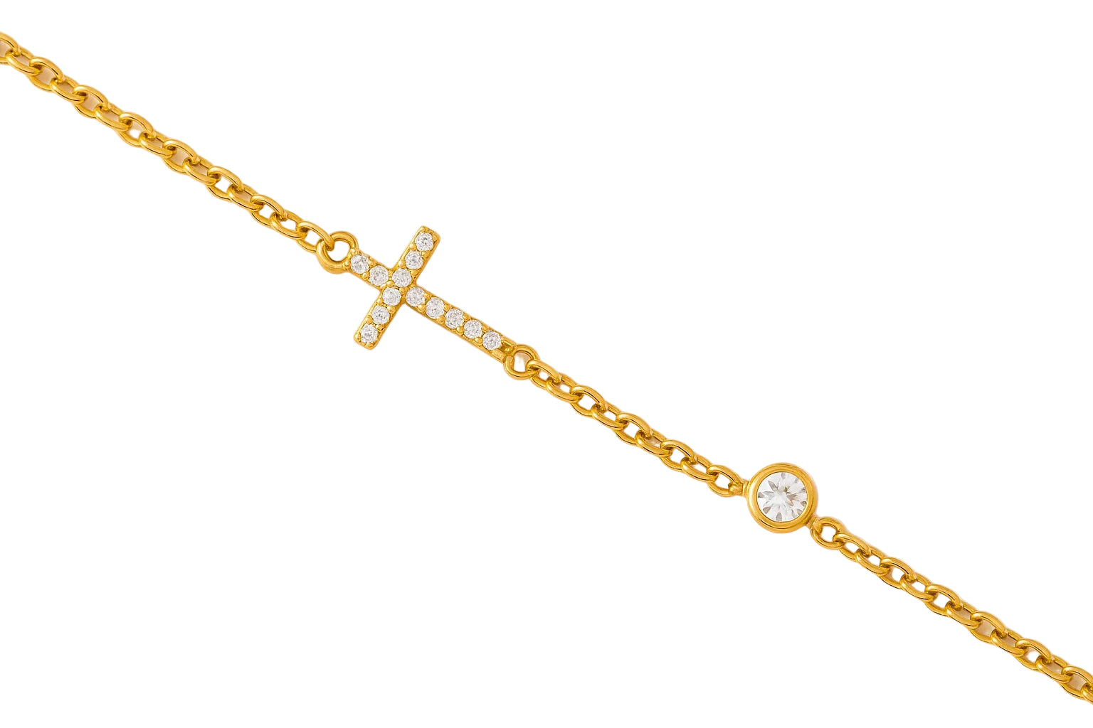 Vergoldetes Armband mit feiner Gliederkette, funkelndem Kreuzanhänger mit Zirkonia-Steinen und rundem Zirkonia-Element auf hellem Hintergrund.