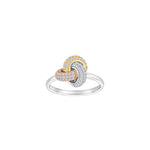 Abgebildet ist ein dreifarbiger Damenring aus 925 Sterling Silber mit gelb- und rosévergoldeten Zirkonia-Knoten, der als symbolstarkes Schmuckstück für stilbewusste Frauen entworfen wurde.
