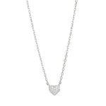 Das Produktbild zeigt eine filigrane Damen-Halskette aus 925 Sterling Silber, wahlweise vergoldet, mit einem funkelnd pavébesetzten Herzanhänger als elegantes Schmuckstück und romantische Geschenkidee.
