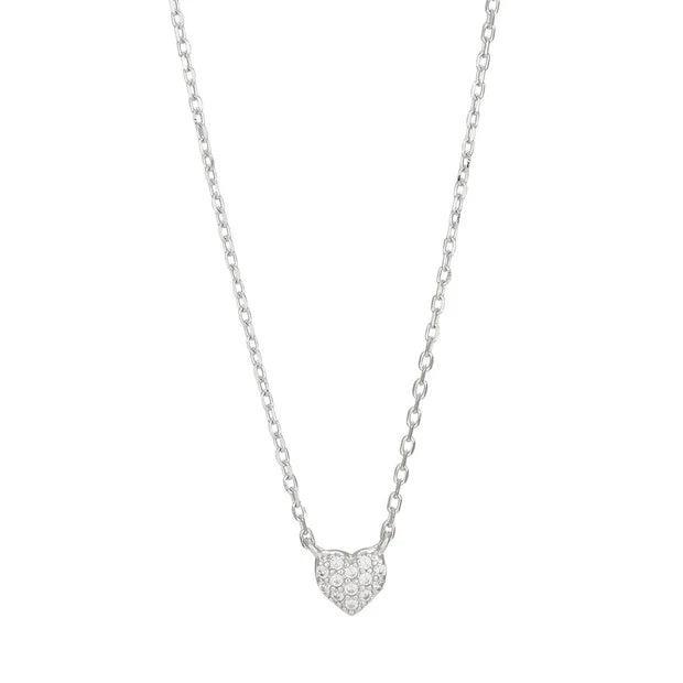 Das Produktbild zeigt eine filigrane Damen-Halskette aus 925 Sterling Silber, wahlweise vergoldet, mit einem funkelnd pavébesetzten Herzanhänger als elegantes Schmuckstück und romantische Geschenkidee.