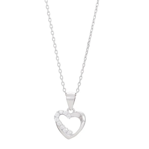 Das Produktbild zeigt eine filigrane Damen-Halskette aus 925 Sterling Silber mit einem etwa 11 mm großen, teilweise mit Zirkonia besetzten Herzanhänger als romantisches Schmuckstück und liebevolle Geschenkidee.