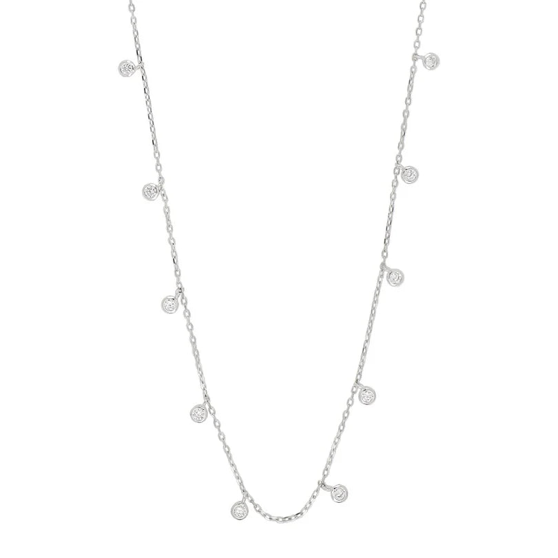 Diese feine Damen-Halskette aus 925 Sterling Silber, wahlweise vergoldet oder in Silber, ist mit mehreren rund gefassten Zirkonia-Anhängern besetzt und richtet sich an stilbewusste Frauen, die dezenten Glitzerschmuck lieben.