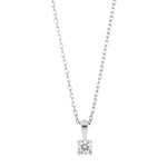 Diese feine Damenhalskette aus 925 Sterling Silber, wahlweise rhodiniert, gelb- oder rosévergoldet, mit einem rund geschliffenen Zirkonia-Solitär im Krappenanhänger richtet sich an stilbewusste Frauen, die eine zeitlose Kette für Alltag und besondere Anlässe suchen.