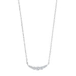 Diese feine Damen-Halskette aus 925 Sterling Silber, wahlweise vergoldet oder in Silber, trägt eine gebogene Reihe funkelnder Zirkonia-Steine und richtet sich an stilbewusste Frauen.