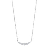 Diese feine Damen-Halskette aus 925 Sterling Silber, wahlweise vergoldet oder in Silber, trägt eine gebogene Reihe funkelnder Zirkonia-Steine und richtet sich an stilbewusste Frauen.