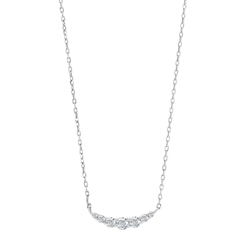 Diese feine Damen-Halskette aus 925 Sterling Silber, wahlweise vergoldet oder in Silber, trägt eine gebogene Reihe funkelnder Zirkonia-Steine und richtet sich an stilbewusste Frauen.