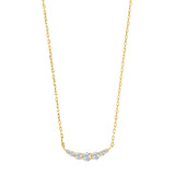 Diese feine Damen-Halskette aus 925 Sterling Silber, wahlweise vergoldet oder in Silber, trägt eine gebogene Reihe funkelnder Zirkonia-Steine und richtet sich an stilbewusste Frauen.