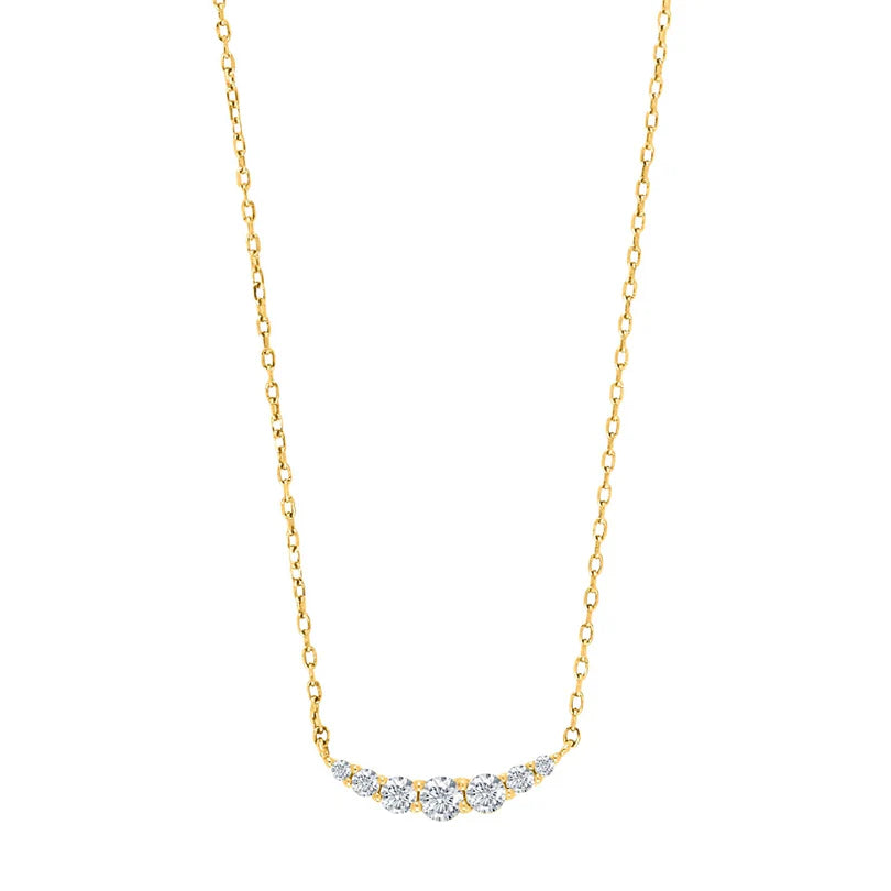 Diese feine Damen-Halskette aus 925 Sterling Silber, wahlweise vergoldet oder in Silber, trägt eine gebogene Reihe funkelnder Zirkonia-Steine und richtet sich an stilbewusste Frauen.