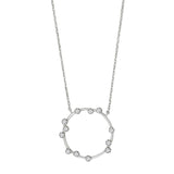 Das Bild zeigt eine zarte Damenhalskette aus 925 Sterling Silber mit offenem kreisförmigem Anhänger, der mit kleinen Zirkonia-Steinen besetzt ist, und richtet sich an stilbewusste Frauen, die minimalistischen Schmuck mit Symbolkraft lieben.