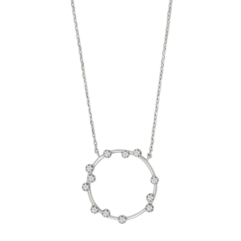 Das Bild zeigt eine zarte Damenhalskette aus 925 Sterling Silber mit offenem kreisförmigem Anhänger, der mit kleinen Zirkonia-Steinen besetzt ist, und richtet sich an stilbewusste Frauen, die minimalistischen Schmuck mit Symbolkraft lieben.