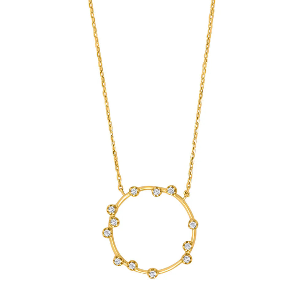 Das Bild zeigt eine zarte Damenhalskette aus 925 Sterling Silber mit offenem kreisförmigem Anhänger, der mit kleinen Zirkonia-Steinen besetzt ist, und richtet sich an stilbewusste Frauen, die minimalistischen Schmuck mit Symbolkraft lieben.