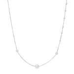 Feine Damenhalskette aus 925 Sterling Silber mit mehreren weißen Süßwasserperlen in Abständen, ideal für stilbewusste Frauen als eleganter Alltags- und Anlassschmuck.