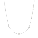 Feine Damenhalskette aus 925 Sterling Silber mit mehreren weißen Süßwasserperlen in Abständen, ideal für stilbewusste Frauen als eleganter Alltags- und Anlassschmuck.