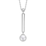 Diese Damenhalskette aus 925 Sterling Silber, wahlweise vergoldet, begeistert mit einer langen filigranen Stab-Aufhängung und großer schimmernder Perle und richtet sich an modebewusste Frauen für Alltag und besondere Anlässe.