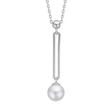 Diese Damenhalskette aus 925 Sterling Silber, wahlweise vergoldet, begeistert mit einer langen filigranen Stab-Aufhängung und großer schimmernder Perle und richtet sich an modebewusste Frauen für Alltag und besondere Anlässe.