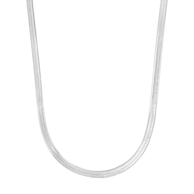 Das Produktbild zeigt eine flache Schlangenkette für Damen aus 925 Sterling Silber, wahlweise vergoldet, mit weich anschmiegsamem Verlauf als vielseitiges Basic-Schmuckstück für Alltag und besondere Anlässe.