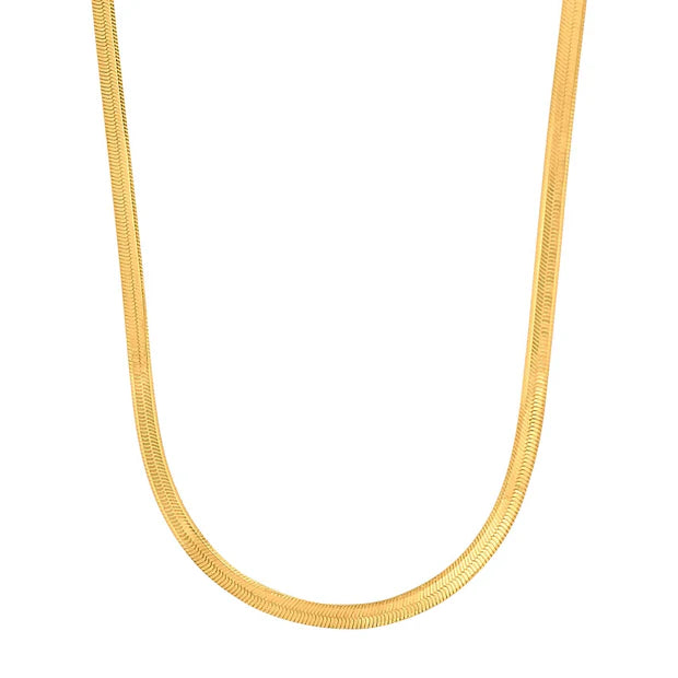 Das Produktbild zeigt eine flache Schlangenkette für Damen aus 925 Sterling Silber, wahlweise vergoldet, mit weich anschmiegsamem Verlauf als vielseitiges Basic-Schmuckstück für Alltag und besondere Anlässe.