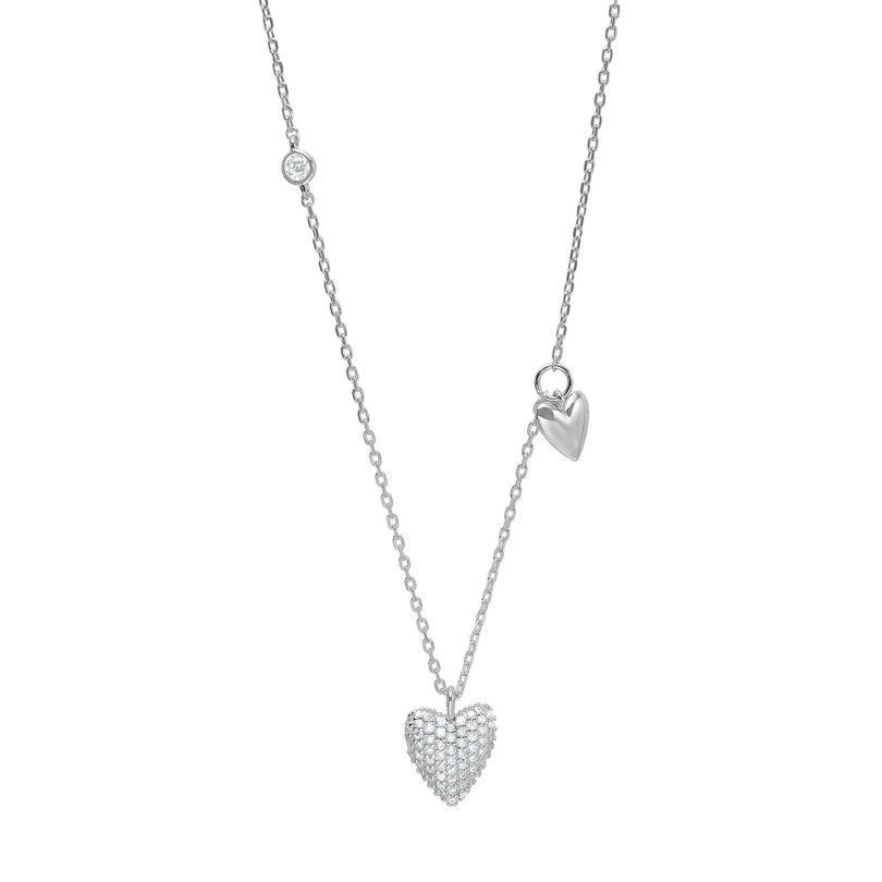 Diese romantische Damen-Halskette aus 925 Sterling Silber, wahlweise vergoldet, besitzt ein asymmetrisches Design mit pavébesetztem Herz, kleinem Glanzherz und Zirkonia-Element und richtet sich an stilbewusste Frauen.