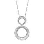 Diese Damenkette aus 925 Sterling Silber mit großem, doppelt kreisförmigem Struktur-Anhänger im modernen Design ist ideal für stilbewusste Frauen als elegantes Accessoire.