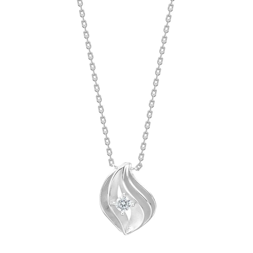 Diese elegante Damen-Halskette aus 925 Sterling Silber, wahlweise vergoldet oder rhodiniert, zeigt einen geschwungenen Anhänger mit funkelndem Zirkonia-Solitär und richtet sich an stilbewusste Frauen.