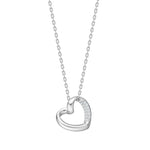 Diese zarte Damen-Halskette aus 925 Sterling Silber, wahlweise vergoldet, zeigt einen teilweise mit Zirkonia besetzten Herzanhänger und richtet sich an romantische, stilbewusste Frauen.