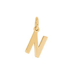 Der Schmuckanhänger in Buchstabenform besteht aus poliertem 925 Sterling Silber, ist schlicht und modern gestaltet und eignet sich ideal als persönlicher Halsschmuck für Damen, Jugendliche und Kinder.