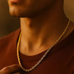 Herren Rope-Chain Halskette, vergoldeter Edelstahl, getragen am Hals eines Mannes bei Golden-Hour-Licht; Nahaufnahme mit warmen Hauttönen, moderner Casual-Look.
