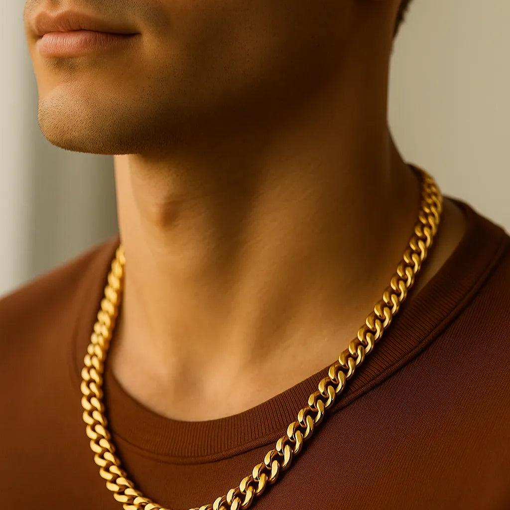 Herren Panzerkette goldfarben 4 mm aus Edelstahl, getragen am Hals eines Mannes; Nahaufnahme im warmen Fensterlicht, neutraler Hintergrund, moderner Premium-Look.
