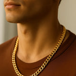 Herren Panzerkette goldfarben 4 mm aus Edelstahl, getragen am Hals eines Mannes; Nahaufnahme im warmen Fensterlicht, neutraler Hintergrund, moderner Premium-Look.
