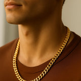 Herren Panzerkette goldfarben 4 mm aus Edelstahl, getragen am Hals eines Mannes; Nahaufnahme im warmen Fensterlicht, neutraler Hintergrund, moderner Premium-Look.
