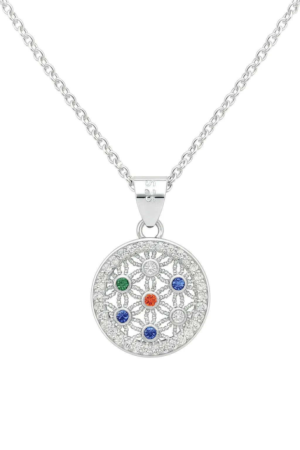 Ein silbernes Halskettendesign mit einem runden, filigranen Anhänger. Der Anhänger zeigt ein kunstvolles, geometrisches Muster mit kleinen, farbigen Edelsteinen in Blau, Grün, Orange und Weiß, die symmetrisch angeordnet sind. Die Kette besteht aus feinen, gleichmäßigen Gliedern und der Anhänger ist mit funkelnden Steinen am Rand verziert. Das Schmuckstück liegt vor einem weißen Hintergrund und wirkt elegant und hochwertig.
