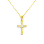 Vergoldete Halskette aus 925 Sterling Silber mit funkelndem Kreuzanhänger, besetzt mit weißen Zirkonia-Steinen – eleganter, symbolischer Schmuck für Damen.
