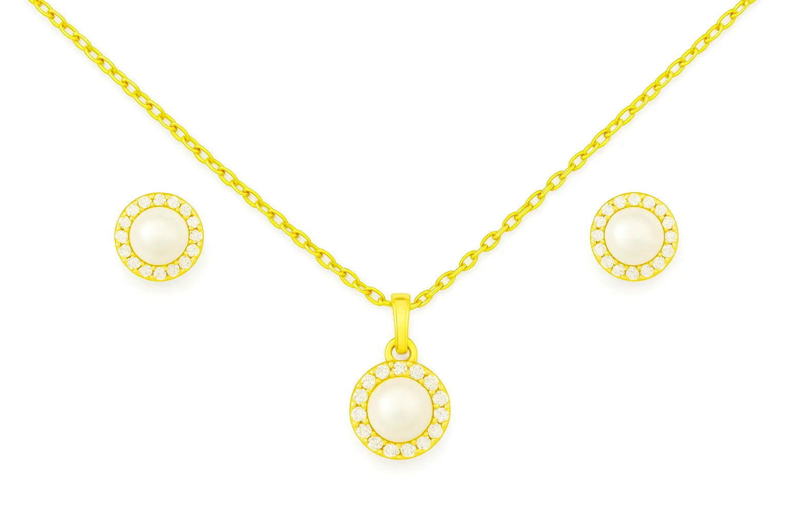 Vergoldetes Schmuckset mit Halskette und Ohrsteckern, jeweils mit runder, weißer Perle in goldener Fassung und funkelnden Zirkonia-Steinen auf weißem Hintergrund.