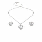Silbernes Damen Schmuckset mit Herzanhänger: feine Halskette und passende Herz Ohrstecker mit schimmerndem Zentrum und Zirkonia-Rand auf weißem Hintergrund.