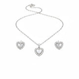 Silbernes Damen Schmuckset mit Herzanhänger: feine Halskette und passende Herz Ohrstecker mit schimmerndem Zentrum und Zirkonia-Rand auf weißem Hintergrund.