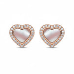 Damen Ohrstecker aus rosévergoldetem 925 Sterling Silber in Herzform mit schimmernder Perlmutt Einlage und funkelndem Zirkonia Rand, romantischer femininer Ohrschmuck.