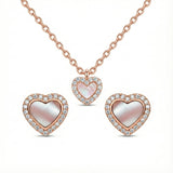 Rosévergoldetes Schmuckset aus 925 Silber mit Herzanhänger und passenden Herz-Ohrsteckern, Perlmutt-Einlage und funkelnden Zirkonia – romantisches Damen Set Halskette und Ohrringe.
